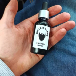 Huile à barbe Ô Médina - Barb'Oil 4 Huile à barbe Ô Médina - Barb'Oil tenue dans la main d'une personne.