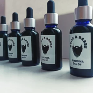 Huile à barbe Ô Médina - Barb'Oil 5 Huile à barbe Ô Médina - Barb'Oil tenue dans la main d'une personne.