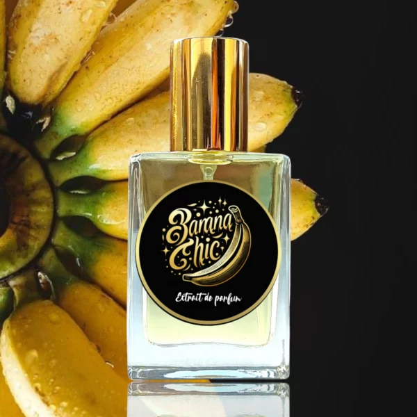 Parfum Banana Chic sur fond noir, accompagné de bananes en arrière-plan.