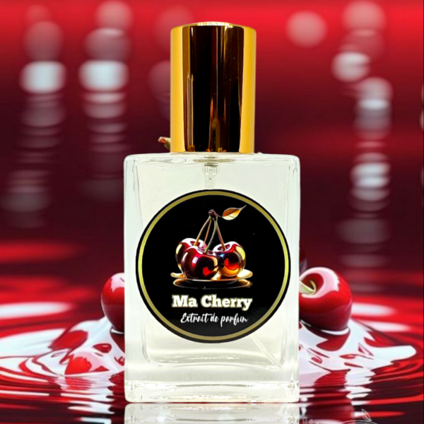 Ma Cherry | Collection Discountinued | Parfum Ô-Médina sur un fond rouge cerise.