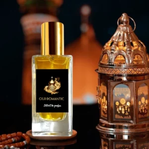 Oud Romantic placé à côté d'une lanterne.